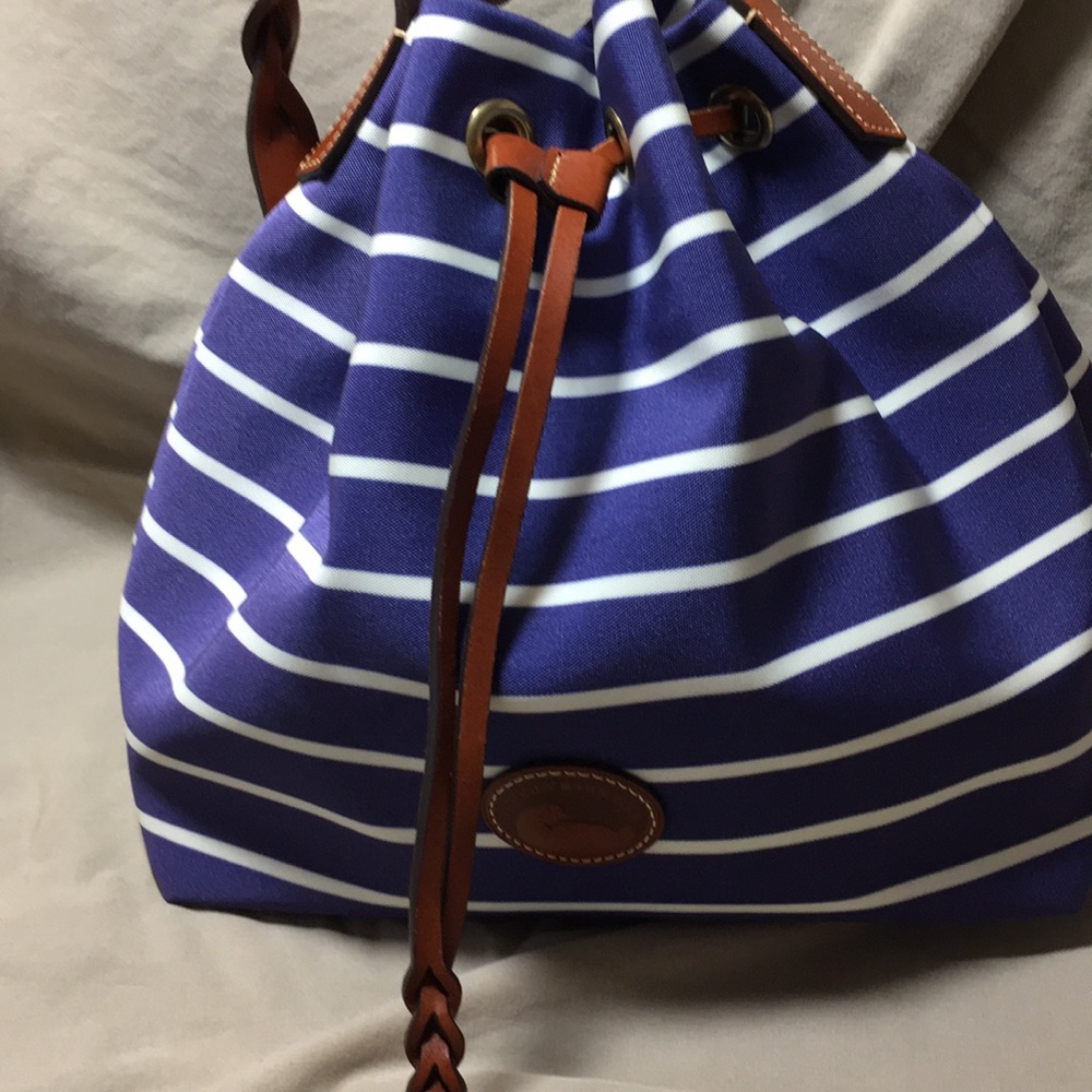 Bucket shoulder bag